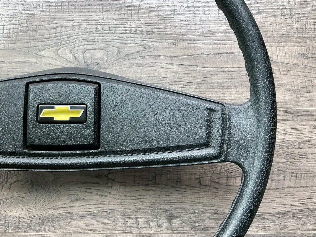OEM Chevrolet steering wheel (1988–1994 C/K trucks, Blazer, Suburban)
Clean original wheel with Chevy bowtie horn pad. Good condition, no cracks or major wear. Ready to install.